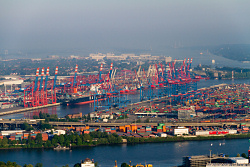 Eindrucksvoll: Der Hamburger Hafen - Foto: Wikipedia / Thomas Fries