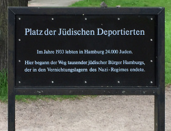 Seit 1983 erinnert am Platz der Jüdischen Deportierten ein Mahnmal an die grausame Geschichte dieses Ortes  - Foto: Jutta Höflich